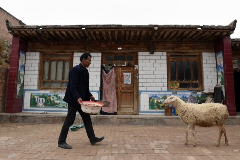 Китаец на протяжении 10 лет живет один в заброшенной деревне