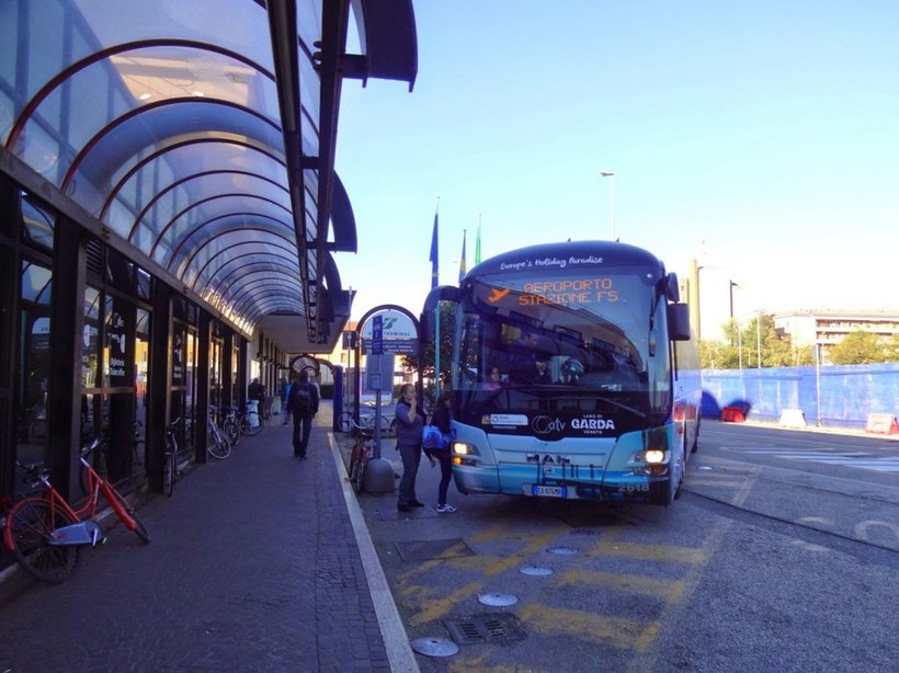 Автобус компании ATV в аэропорту