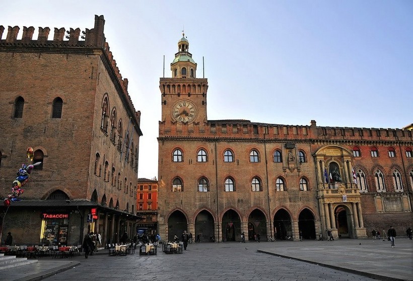 Центральная площадь города Болонья