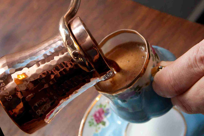 В турции подают кофе с водой. Кофейный ритуал. Кофе на углях в турке. Кофе по турецки. Кофе в турке по турецки.