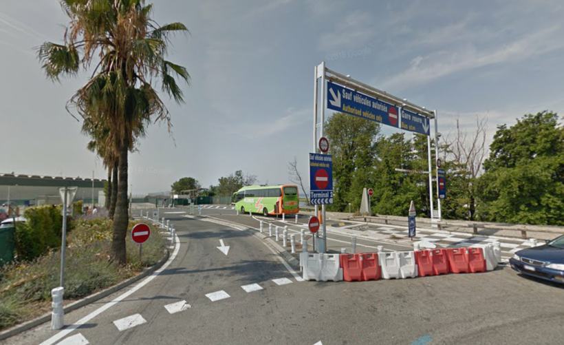 Автобус на стоянке возле терминала аэропорта