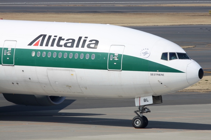 Самолет авиакомпании AlItalia