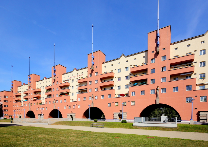 Узнайте, сколько подъездов имеет самый длинный в мире жилой дом