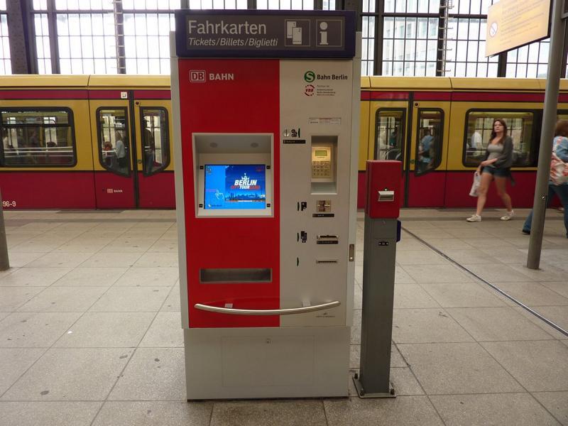 Типичный Берлинский автомат для покупки билетов на общественный транспорт