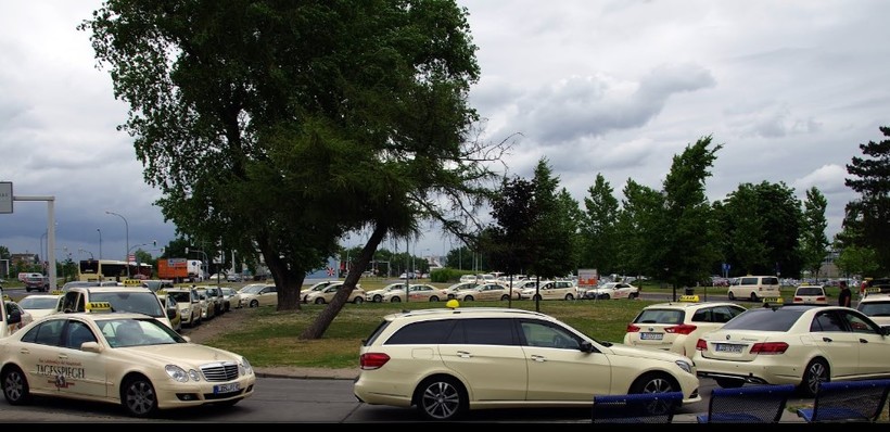 Такси у аэропорта Шёнефельд