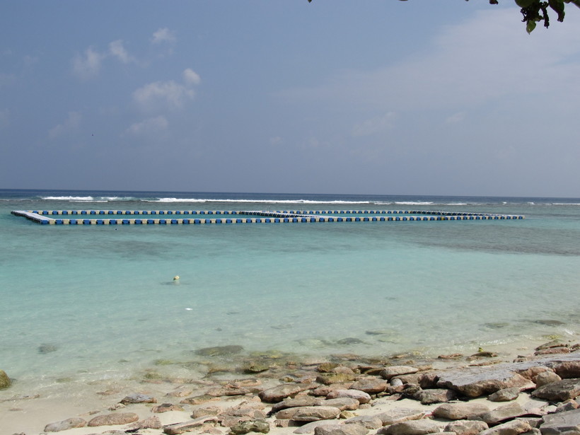 Бассейн в океане, окружённый камнями