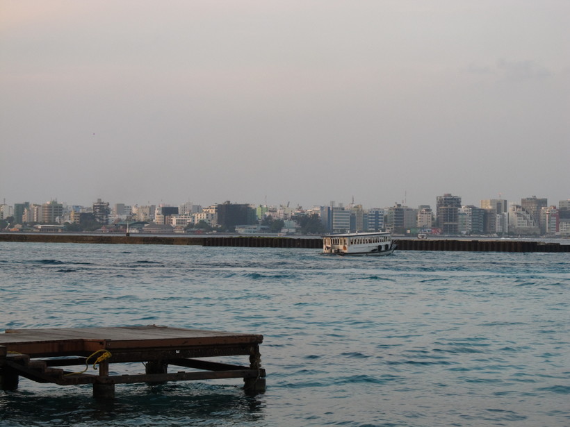 Вид на Столицу Мальдивских Островов, г.Мале, с острова Хулуле, Аэропорт им. Ибрагима Насира
