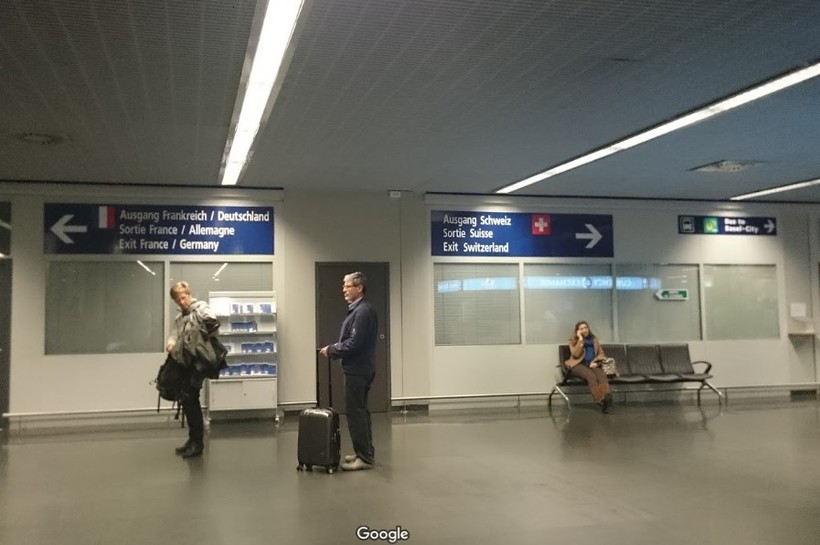 Два выхода из Евро-аэропорта: во Францию и в Швейцарию