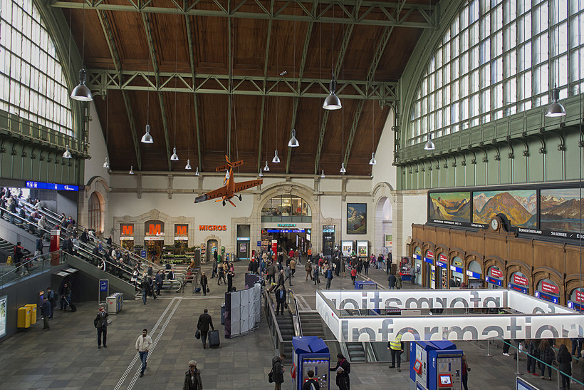 Информационные справочные и автоматы для покупки билетов на поезда