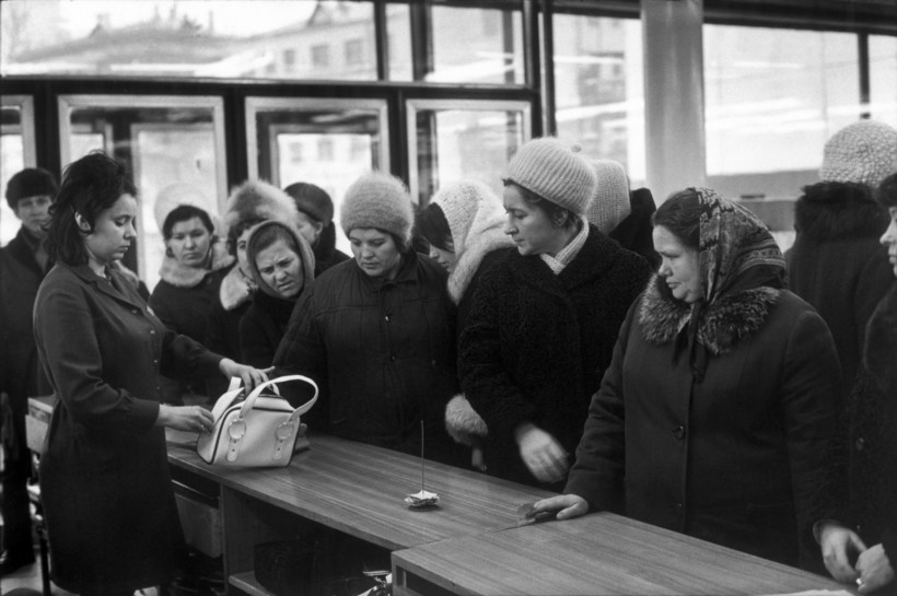 Блог - 15 атмосферных фотографий о жизни советских граждан от Анри Картье-Брессона 15 атмосферных фотографий о жизни советских граждан от Анри Картье-Брессона
