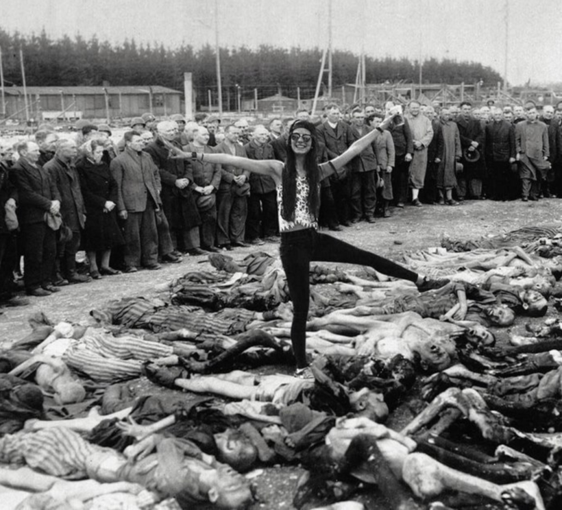 Блог - Художник показал туристам, как глупы и аморальны их селфи возле мемориала Холокоста Художник показал туристам, как глупы и аморальны их селфи возле мемориала Холокоста