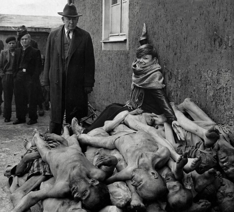 Блог - Художник показал туристам, как глупы и аморальны их селфи возле мемориала Холокоста Художник показал туристам, как глупы и аморальны их селфи возле мемориала Холокоста