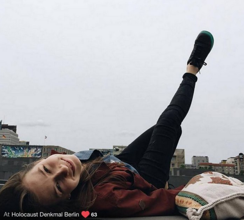 Блог - Художник показал туристам, как глупы и аморальны их селфи возле мемориала Холокоста Художник показал туристам, как глупы и аморальны их селфи возле мемориала Холокоста