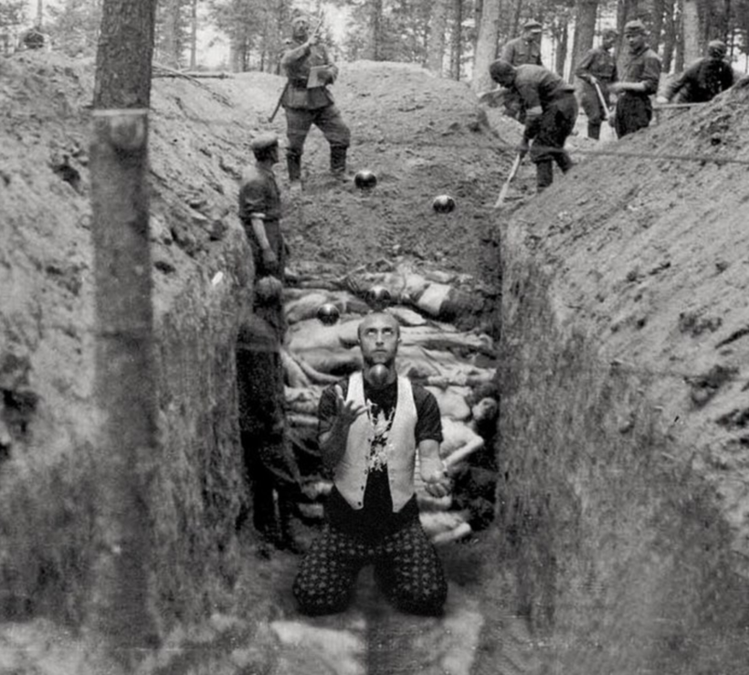 Блог - Художник показал туристам, как глупы и аморальны их селфи возле мемориала Холокоста Художник показал туристам, как глупы и аморальны их селфи возле мемориала Холокоста