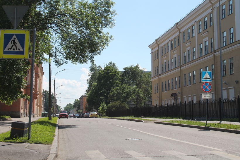 Улицы города поздней весной