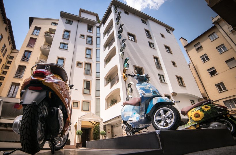 Блог - Диалог поп-арта Энди Уорхола и инсталляции Симоне Д’Ауриа в отеле Gallery Hotel Art Диалог поп-арта Энди Уорхола и инсталляции Симоне Д’Ауриа в отеле Gallery Hotel Art