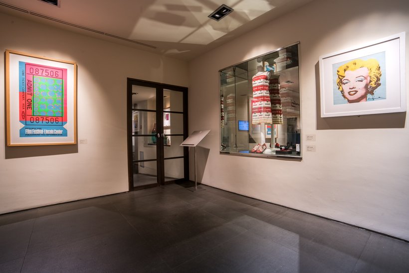 Блог - Диалог поп-арта Энди Уорхола и инсталляции Симоне Д’Ауриа в отеле Gallery Hotel Art Диалог поп-арта Энди Уорхола и инсталляции Симоне Д’Ауриа в отеле Gallery Hotel Art