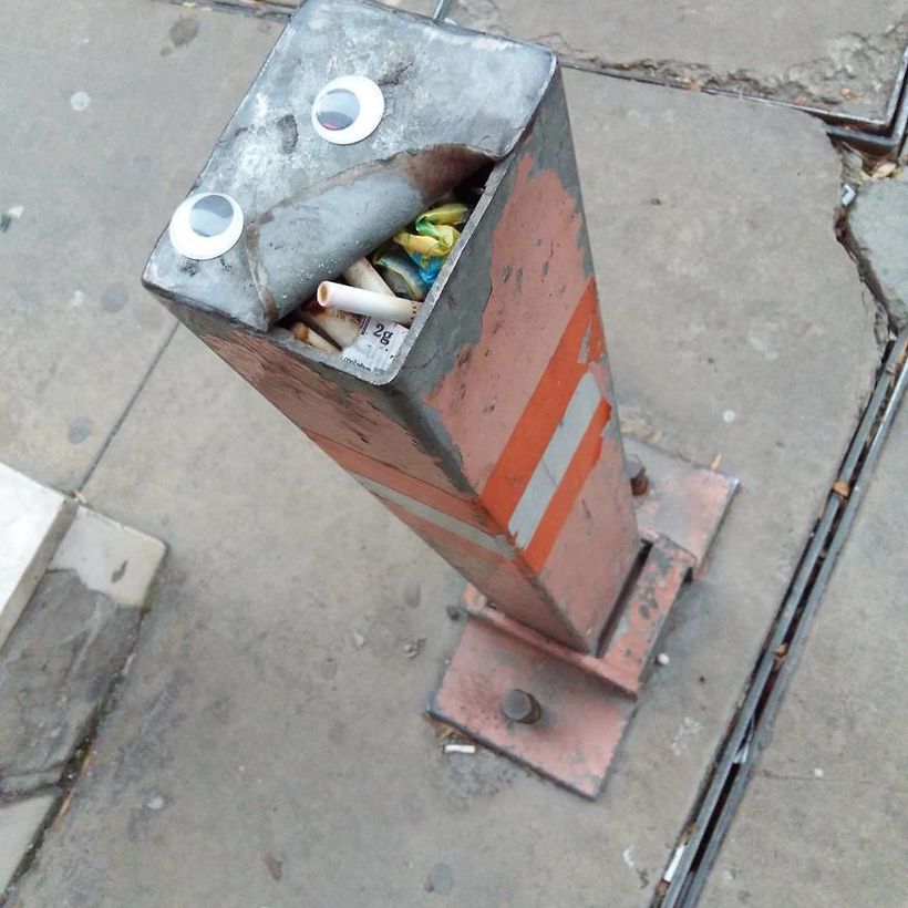 В Болгарии к сломанным уличным объектам начали прикреплять смешные глаза