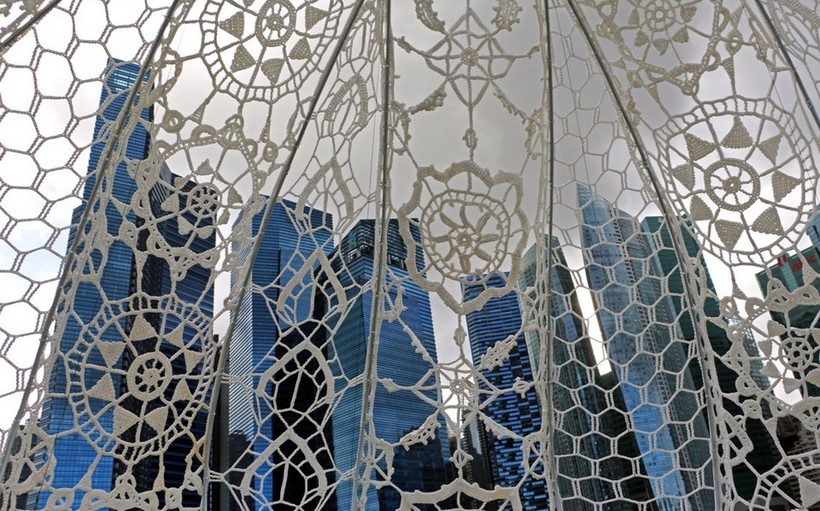 50 человек два месяца вязали крючком гигантские светильники для сингапурского залива