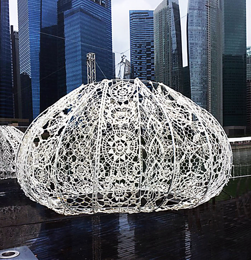 50 человек два месяца вязали крючком гигантские светильники для сингапурского залива