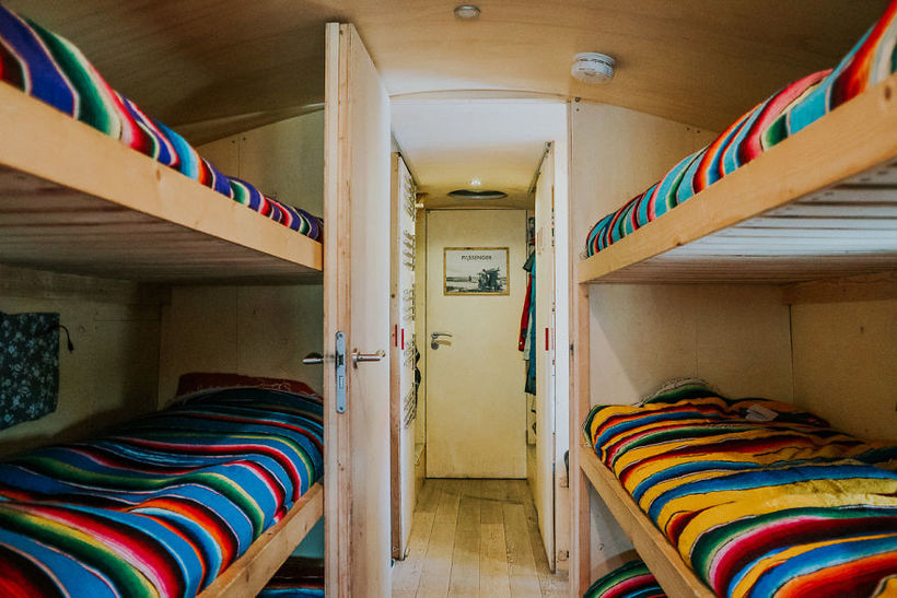 Семья сделала из школьного автобуса настоящий хостел и путешествует по Европе