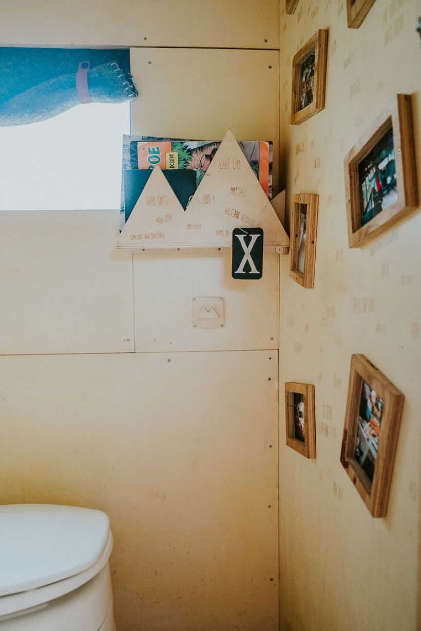 Семья сделала из школьного автобуса настоящий хостел и путешествует по Европе