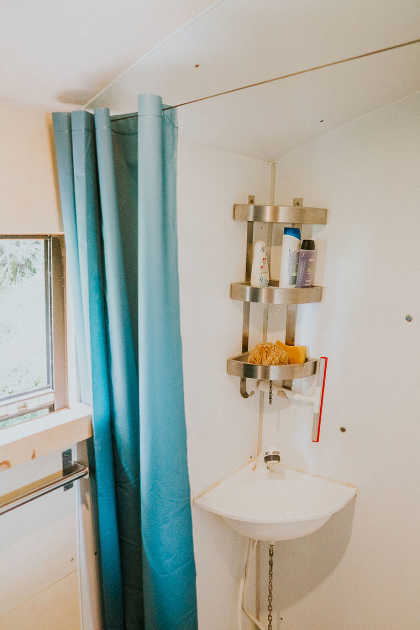 Семья сделала из школьного автобуса настоящий хостел и путешествует по Европе