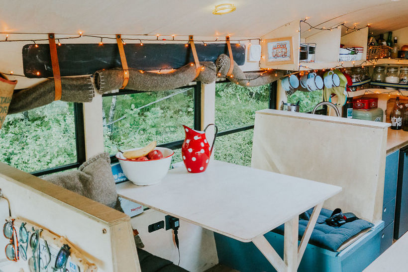 Семья сделала из школьного автобуса настоящий хостел и путешествует по Европе