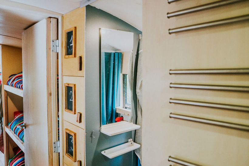 Семья сделала из школьного автобуса настоящий хостел и путешествует по Европе