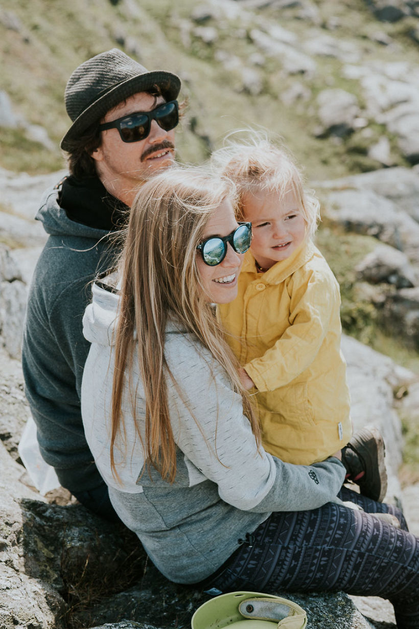 Семья сделала из школьного автобуса настоящий хостел и путешествует по Европе