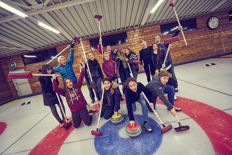 Как живут и учатся дети в самой дорогой школе мира, расположенной в Швейцарии