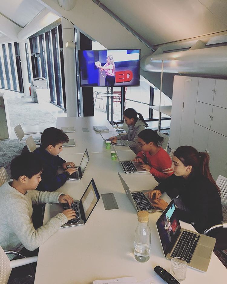 Как живут и учатся дети в самой дорогой школе мира, расположенной в Швейцарии