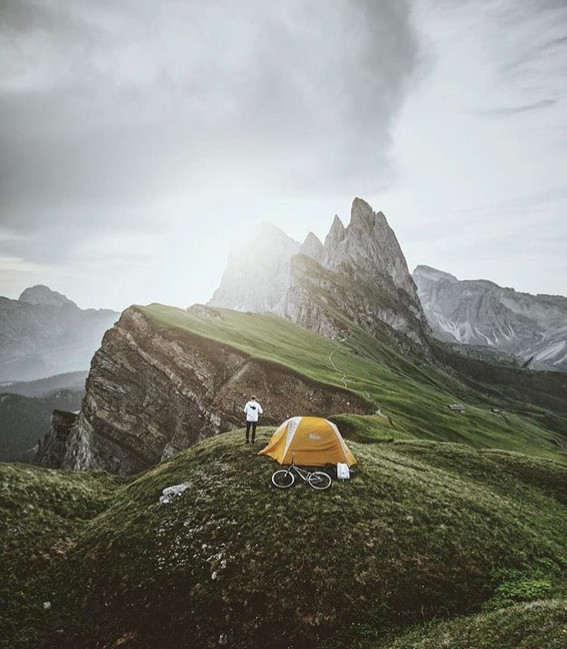 Девушка разоблачает фотографии тревел-блогеров с опасными ночевками