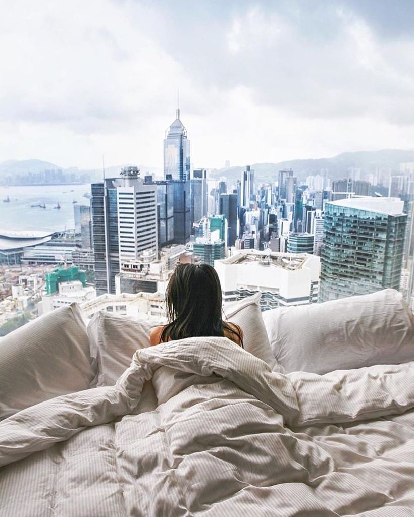 Девушка разоблачает фотографии тревел-блогеров с опасными ночевками