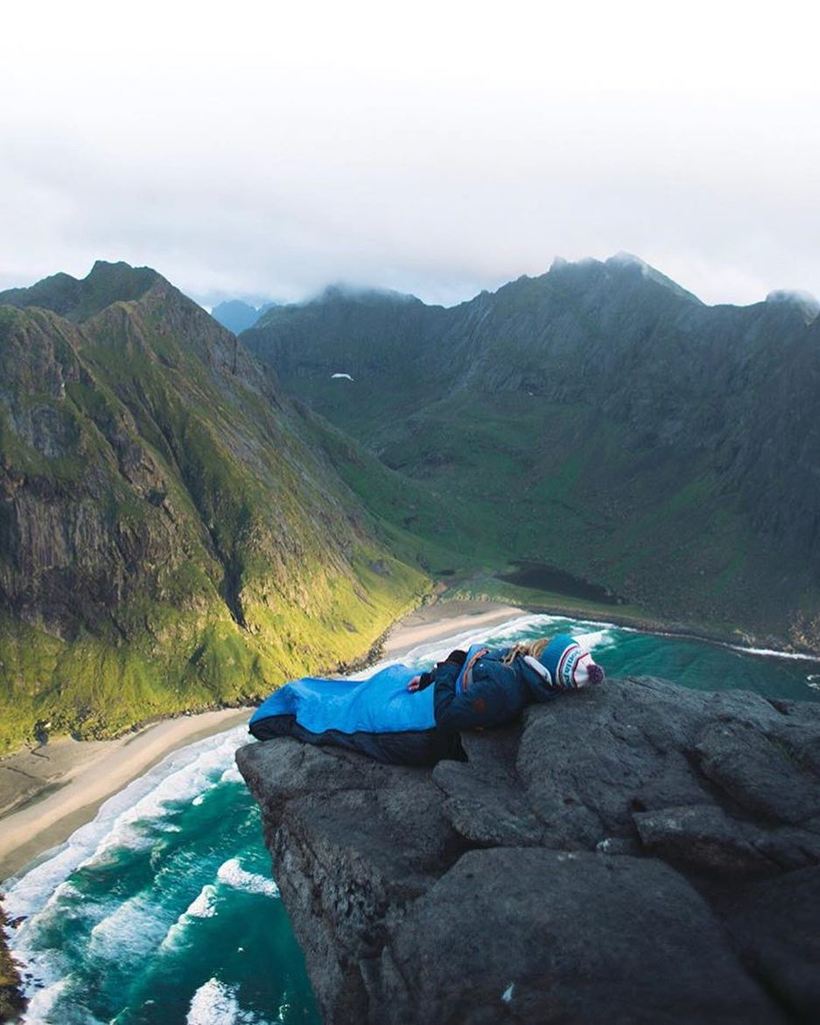 Девушка разоблачает фотографии тревел-блогеров с опасными ночевками