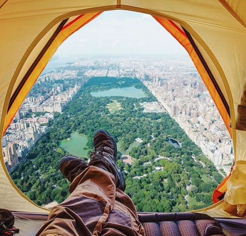 Девушка разоблачает фотографии тревел-блогеров с опасными ночевками