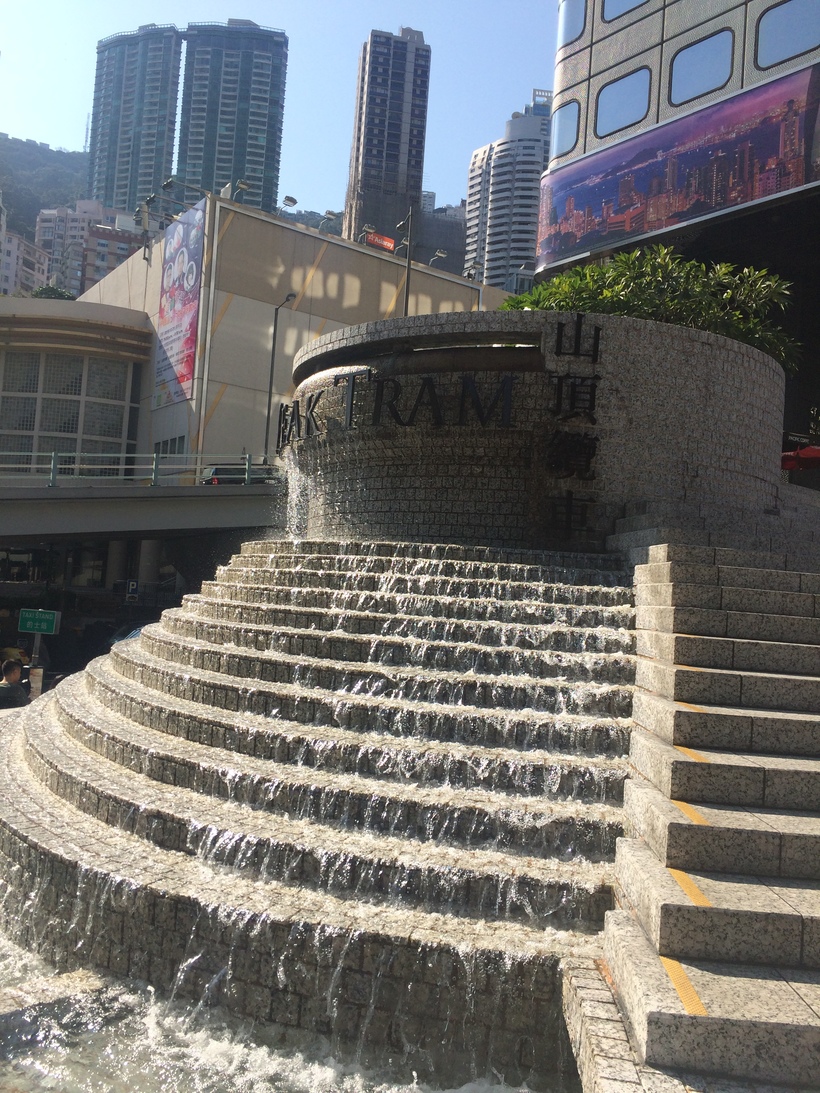 У входа к трамваю на пик