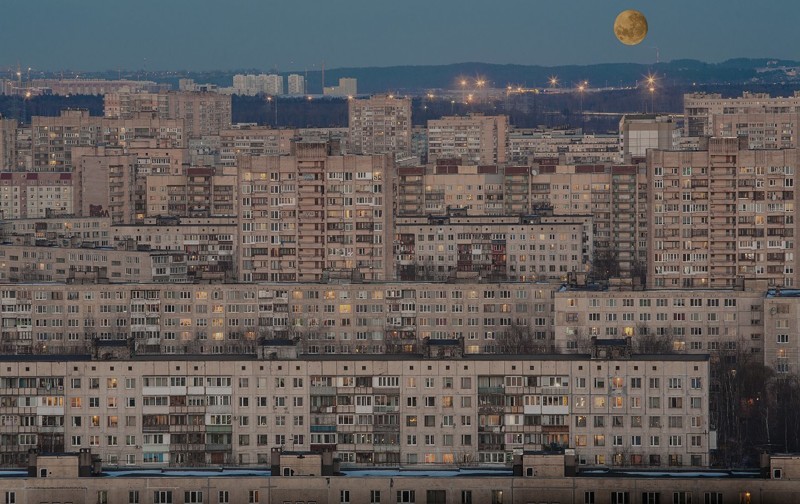 Блог - 15 фотографий Луны на фоне городских пейзажей 15 фотографий Луны на фоне городских пейзажей
