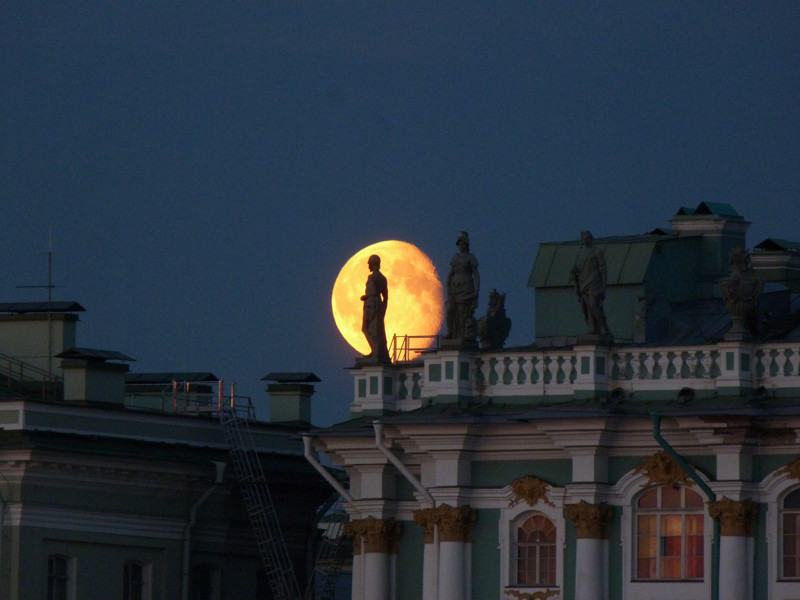 Блог - 15 фотографий Луны на фоне городских пейзажей 15 фотографий Луны на фоне городских пейзажей