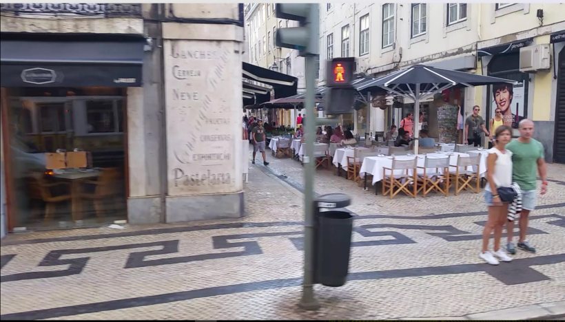 Вид из окна трамвая. Остановка.