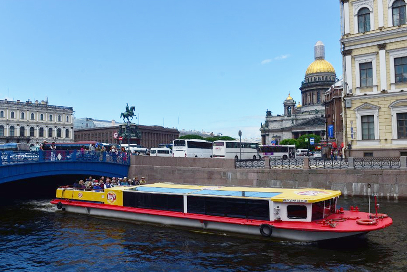 Проплывая мимо Синего моста