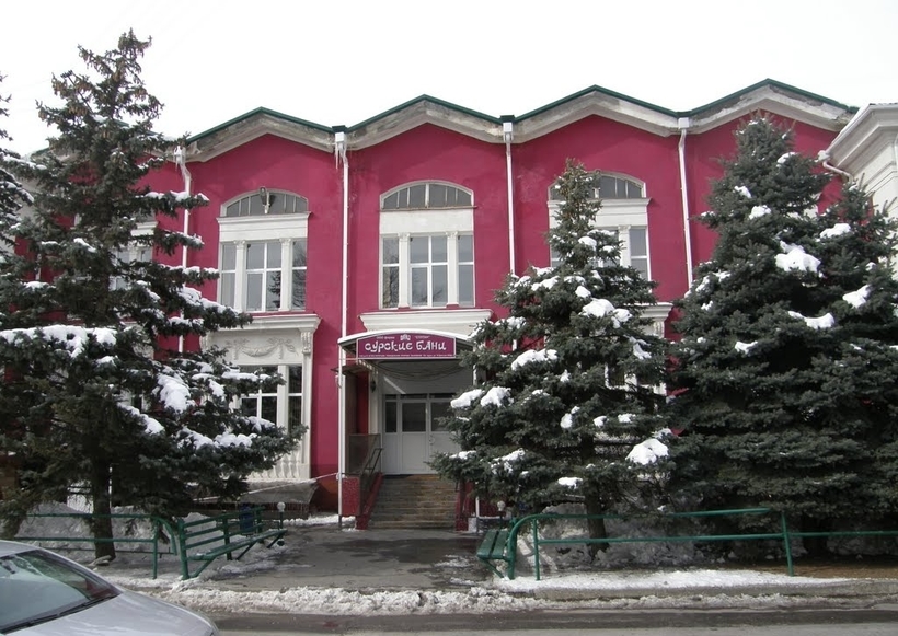 Розовый фасад Сурских бань