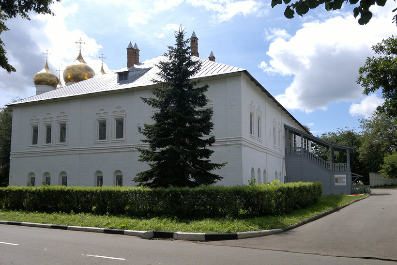 Митрополичьи палаты в августе