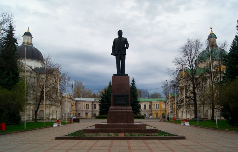Памятник М.И. Калинину на Соборной площади; за ним — Путевой дворец