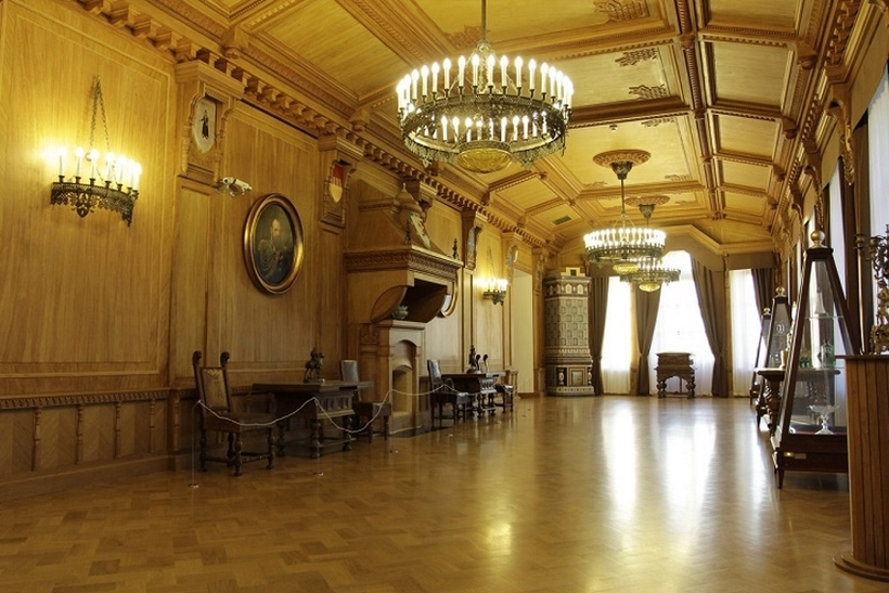 Все экспонаты — в забавных стеклянных «пирамидках»