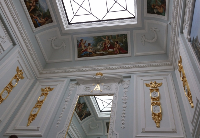 Императорский вензель над дверью подле Парадной лестницы