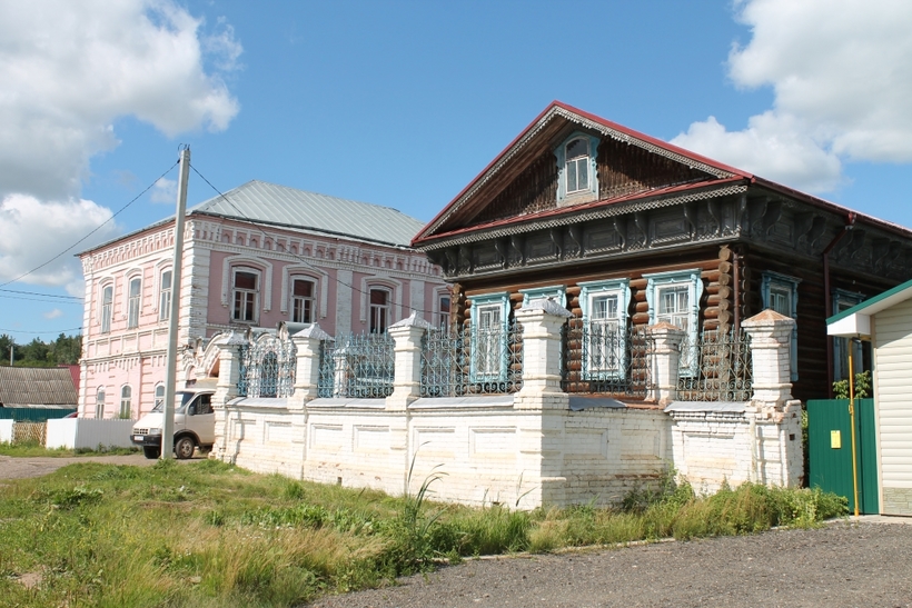 Дом детского творчества (розовый) и музей истории Каракулинского района (что поближе)