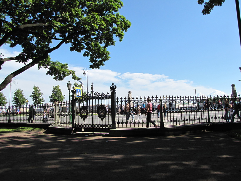 Вид на набережную с прилегающей территории к домику