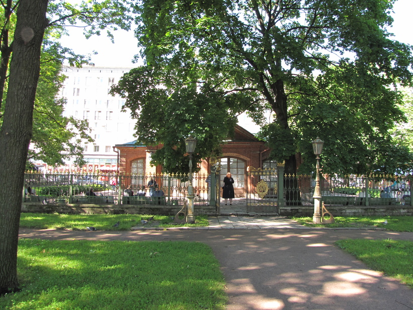 Скверик на территории загражденного музея