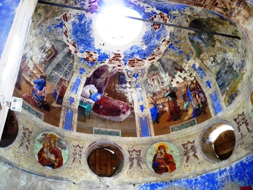 А стены покрыты толстенным слоем жирной копоти